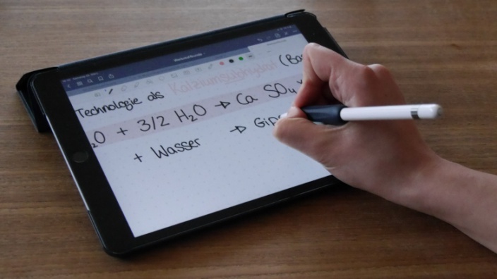 iPad mit Note Anwendung mit handschriftlicher Notation von chemischer Formel Wasser und Gips